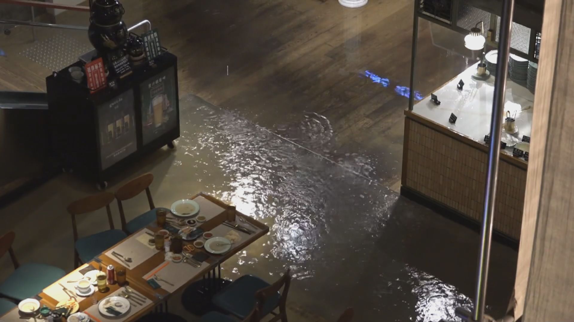 加士居道爆鹹水管　水務署人員搶修