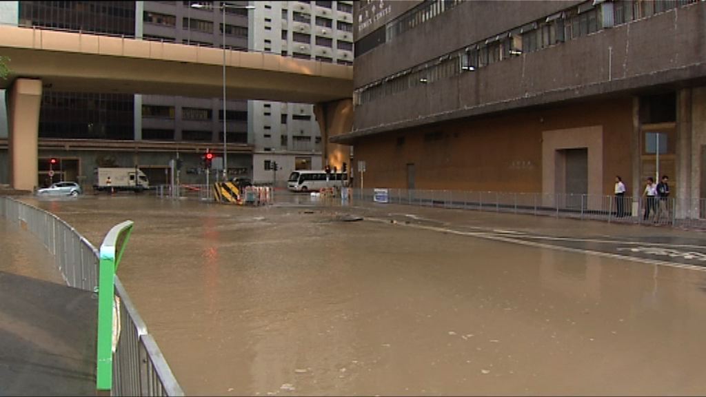 香港仔南朗山道爆水管封路