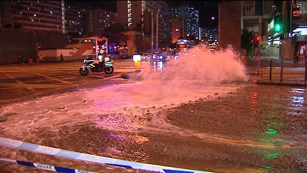 長沙灣有地下水管爆裂交通受阻