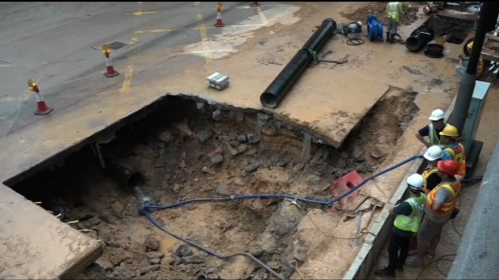 荃灣青山公路爆水管　部分行車線仍封閉
