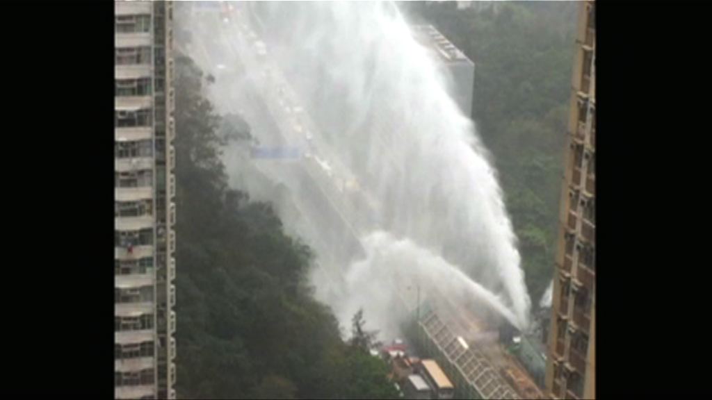 將軍澳道爆水管兩工人被水柱擊傷