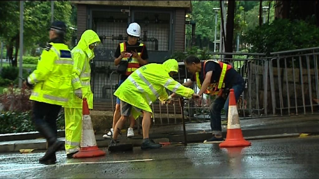 葵涌梨木道爆鹹水管交通受阻