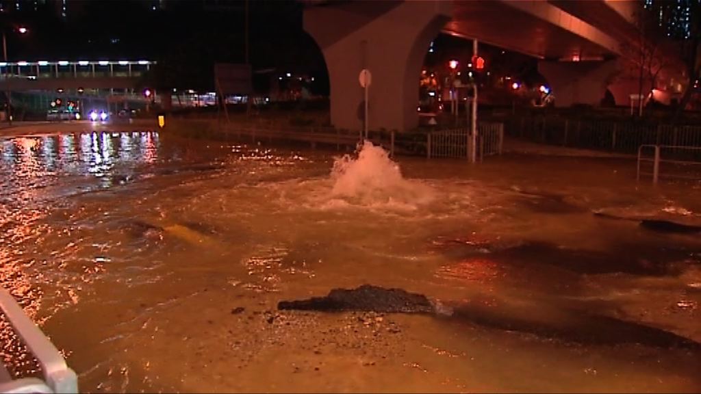 葵涌有地下水管爆裂交通受阻