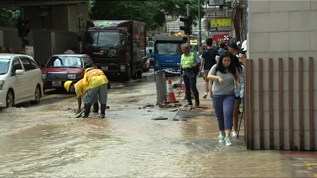 淘大花園對開水管爆裂　路面水浸