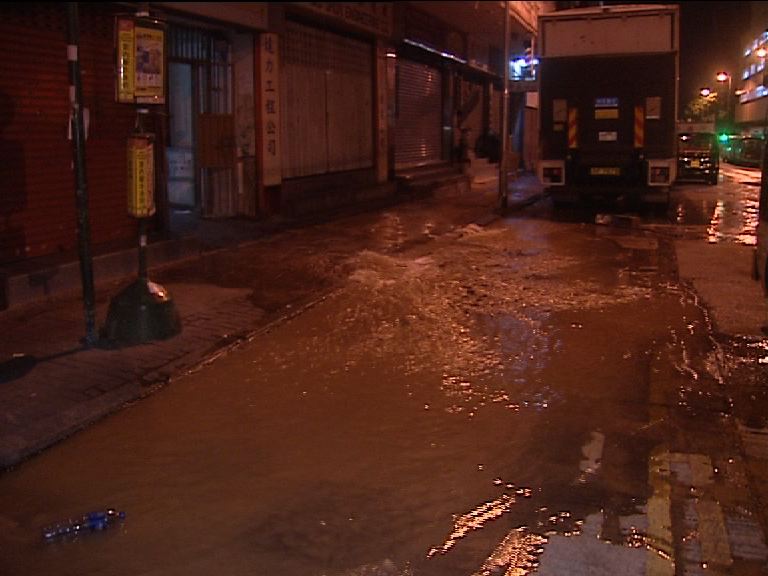 土瓜灣爆水管交通一度受阻