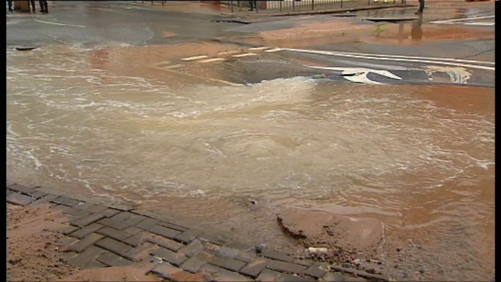 土瓜灣地下鹹水管爆裂正進行搶修