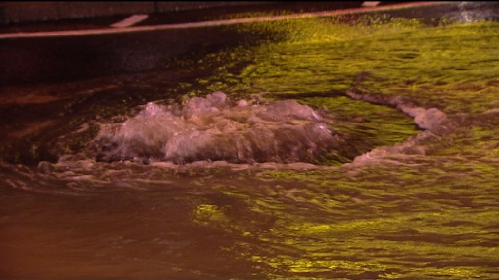 尖沙咀麼地道爆水管交通受阻