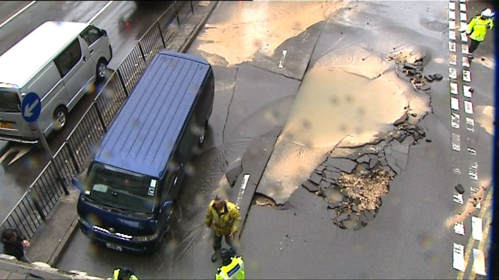 荃灣德士古道爆水管影響交通