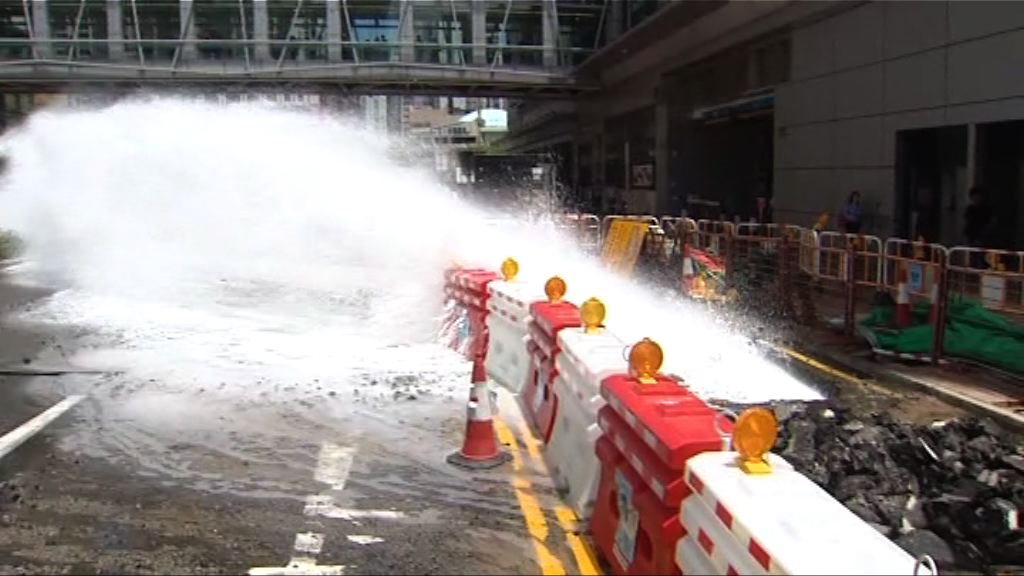 荃灣爆水管四車損毀　一人受傷