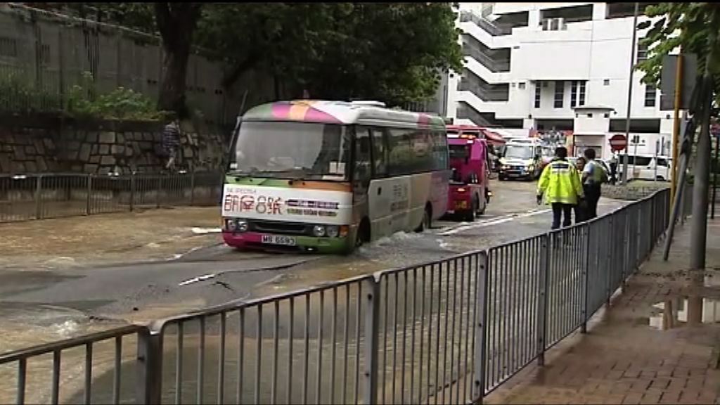 荃灣西樓角路爆水管影響交通