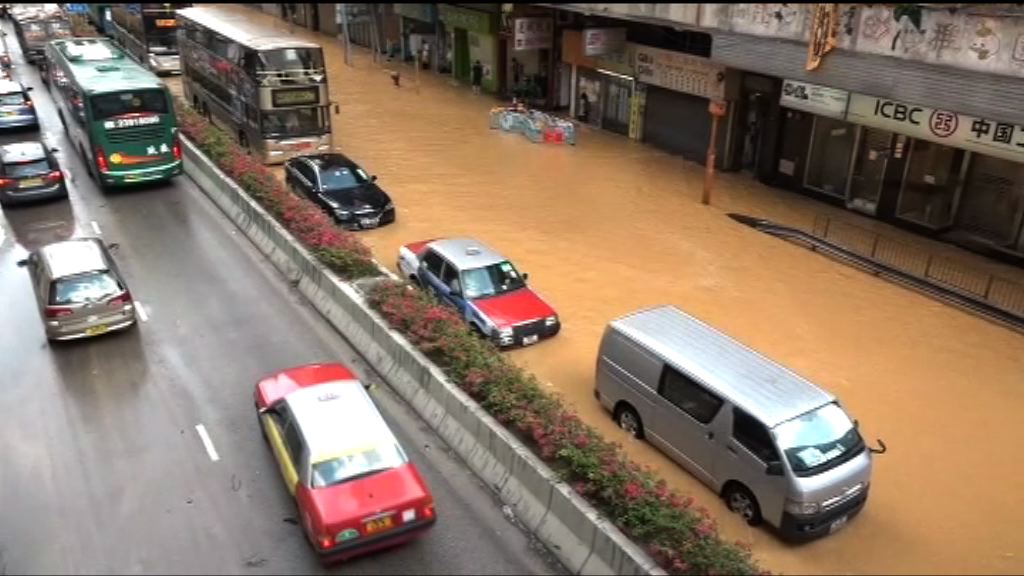 荃灣青山公路地下水管爆裂　交通受阻