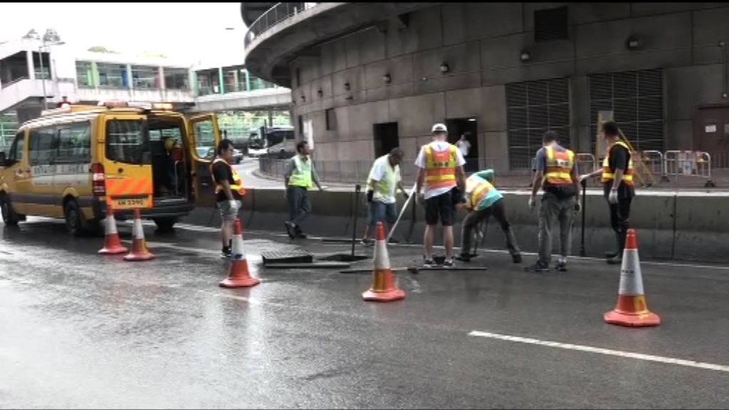 荃灣地下水管爆裂　水務署派員搶修