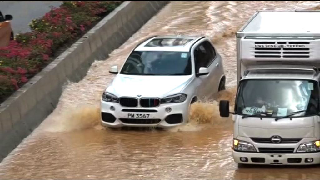 荃灣地下水管爆裂　道路被淹浸