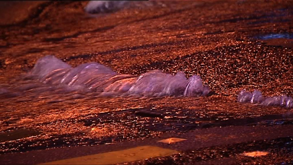 灣仔盧押道與駱克道交界爆水管