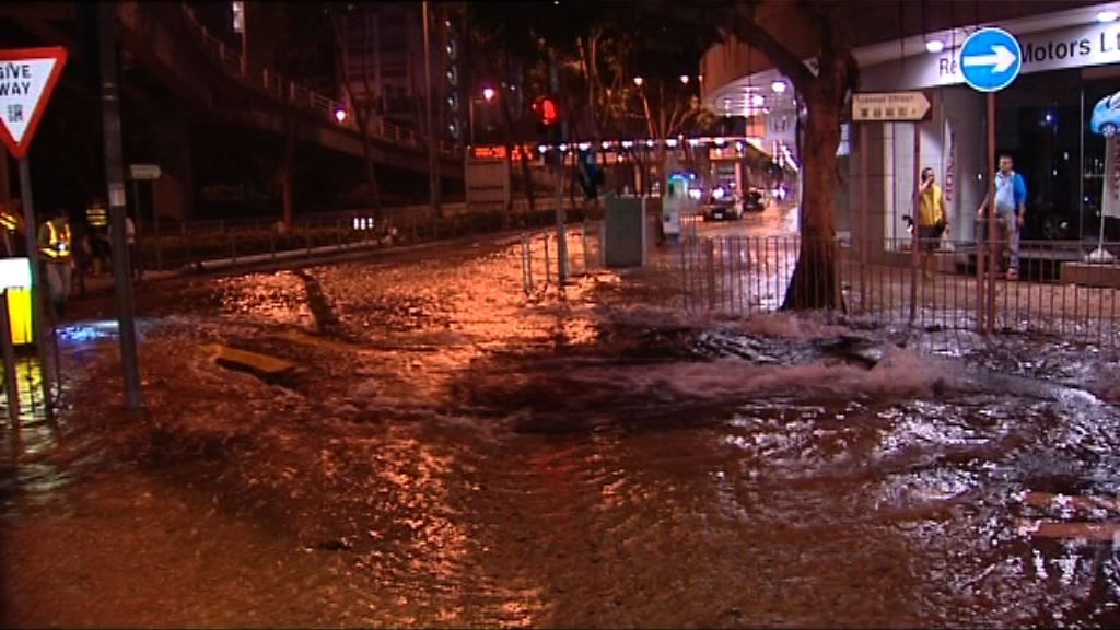 灣仔軍器廠街爆食水管交通受阻