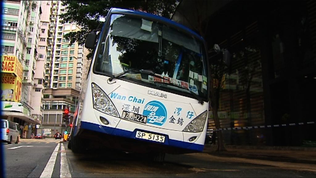 分域街爆水管路陷旅遊巴被困