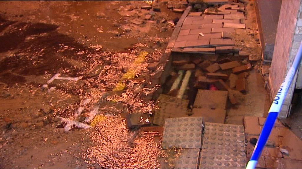 灣仔耀華街地底水管爆裂封路