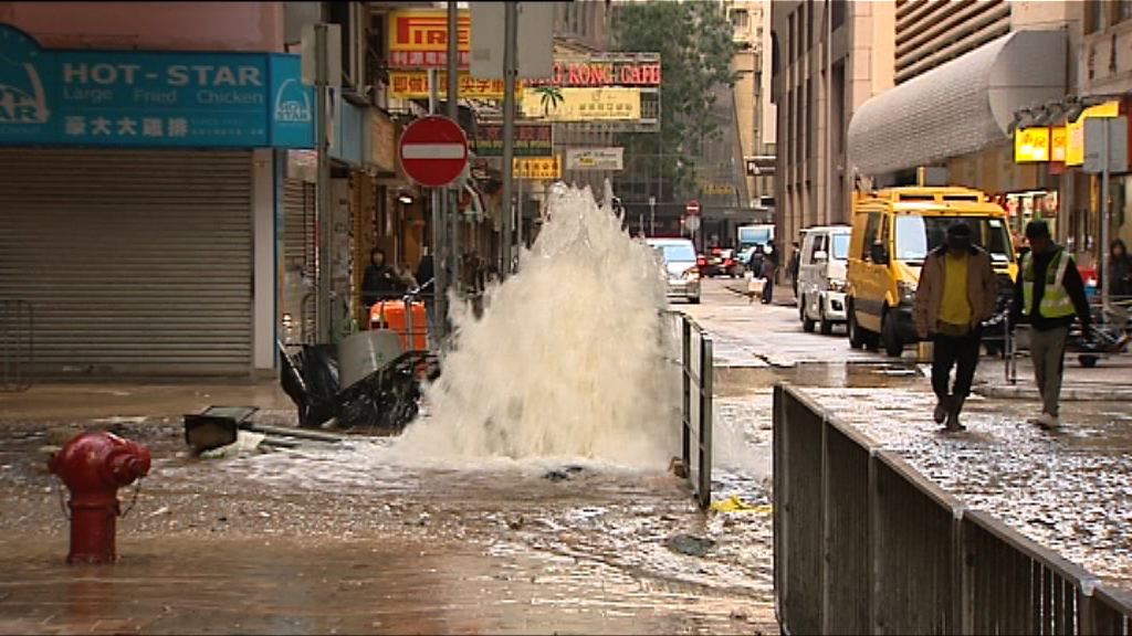 灣仔謝斐道爆水管交通受阻