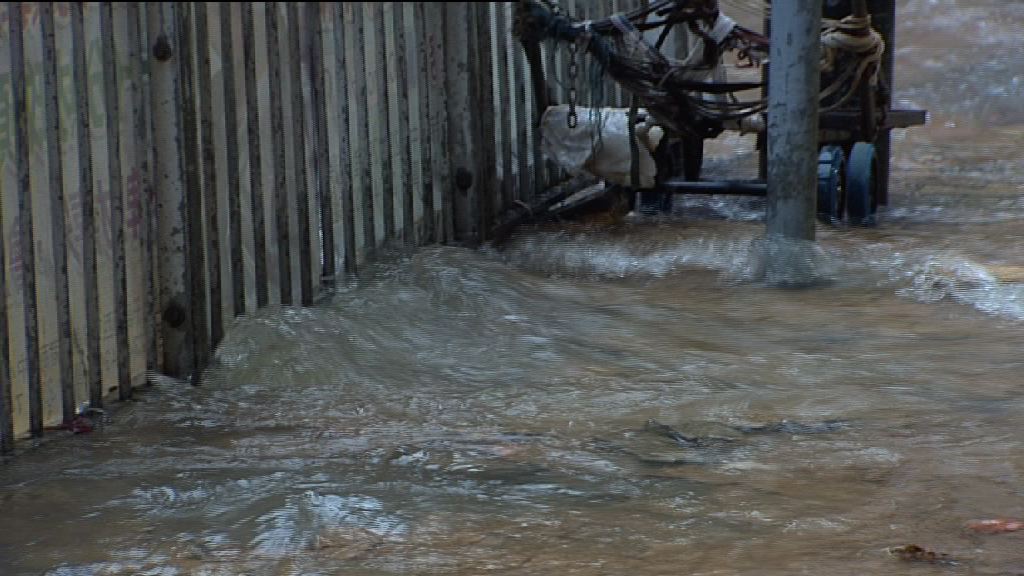 西環地下食水管爆裂交通受阻