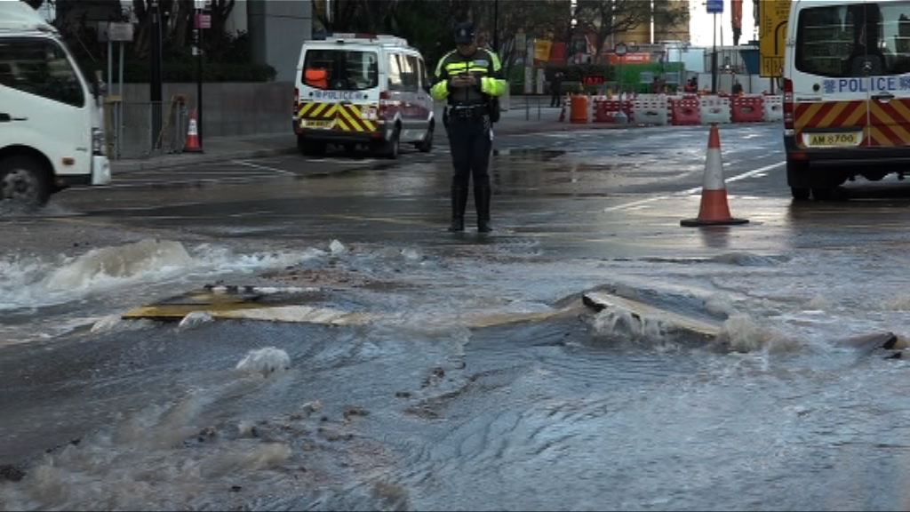 灣仔早上兩處地點先後爆水管