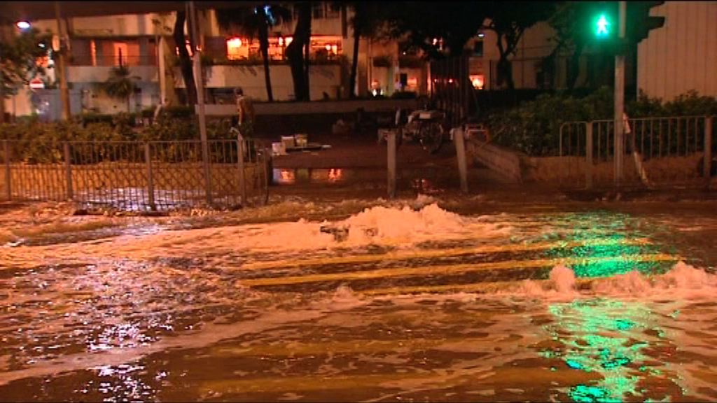 油麻地甘肅街爆鹹水管交通受阻