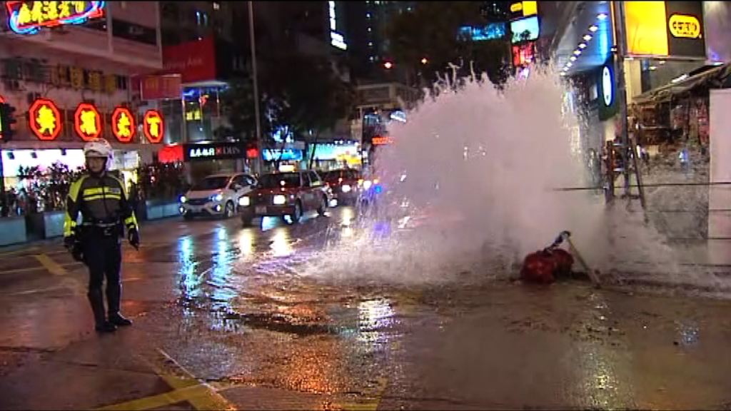 私家車疑撞毀消防水龍頭後不顧而去