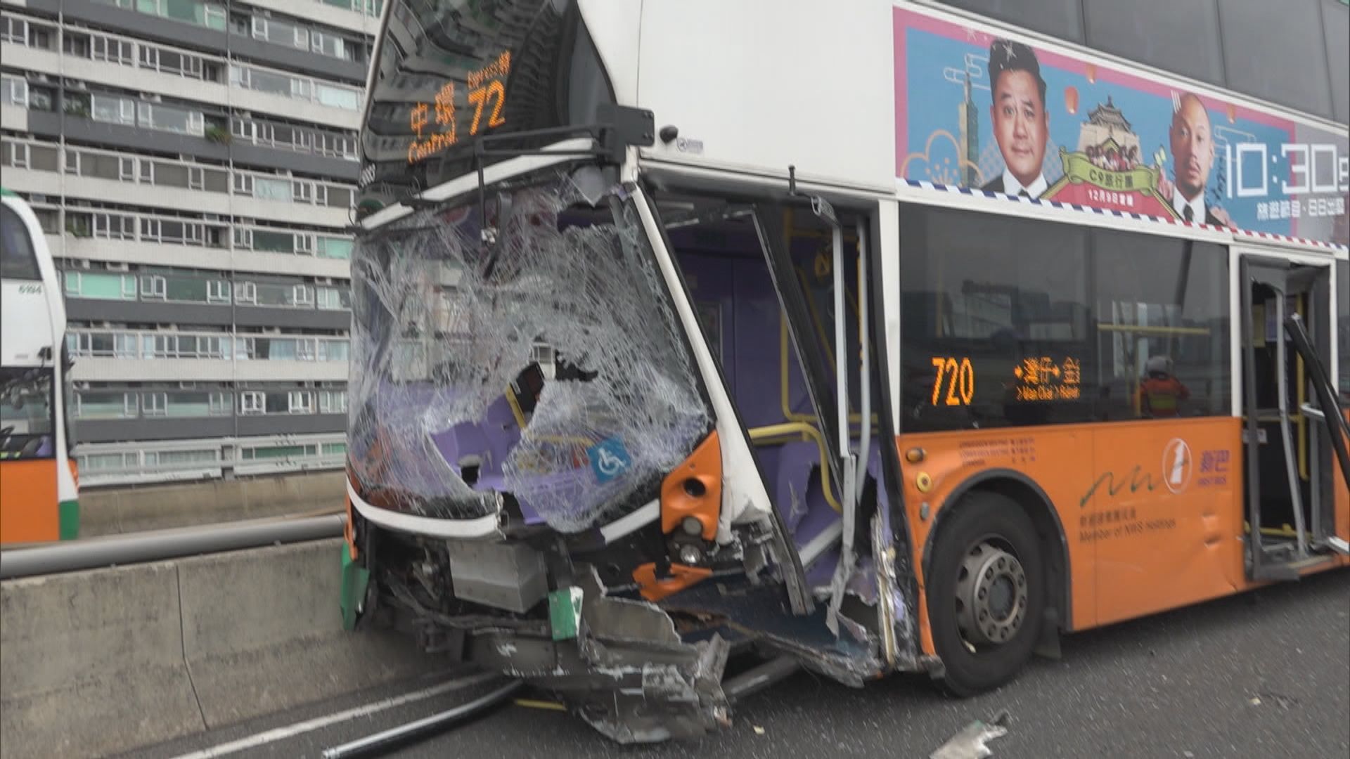 東區走廊新巴涉三車相撞意外十二人受傷