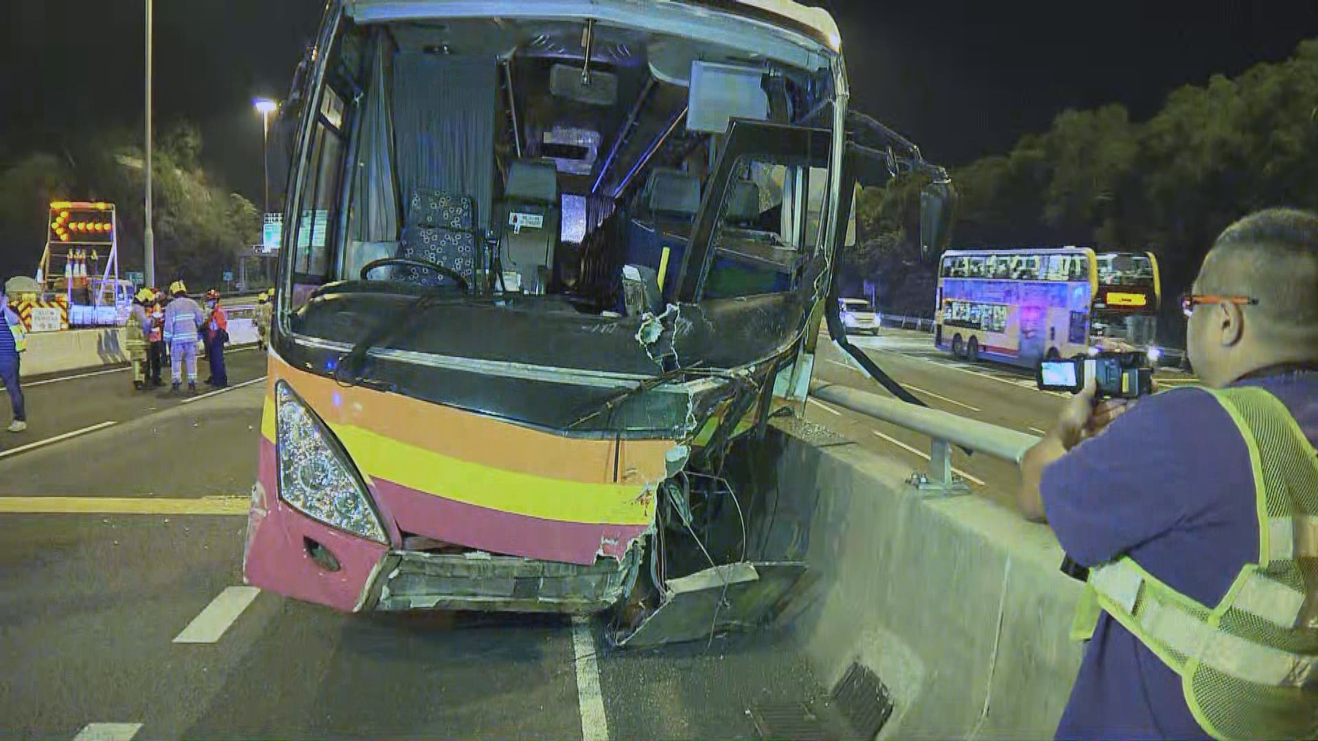 青衣旅遊巴車禍旅遊巴司機不治