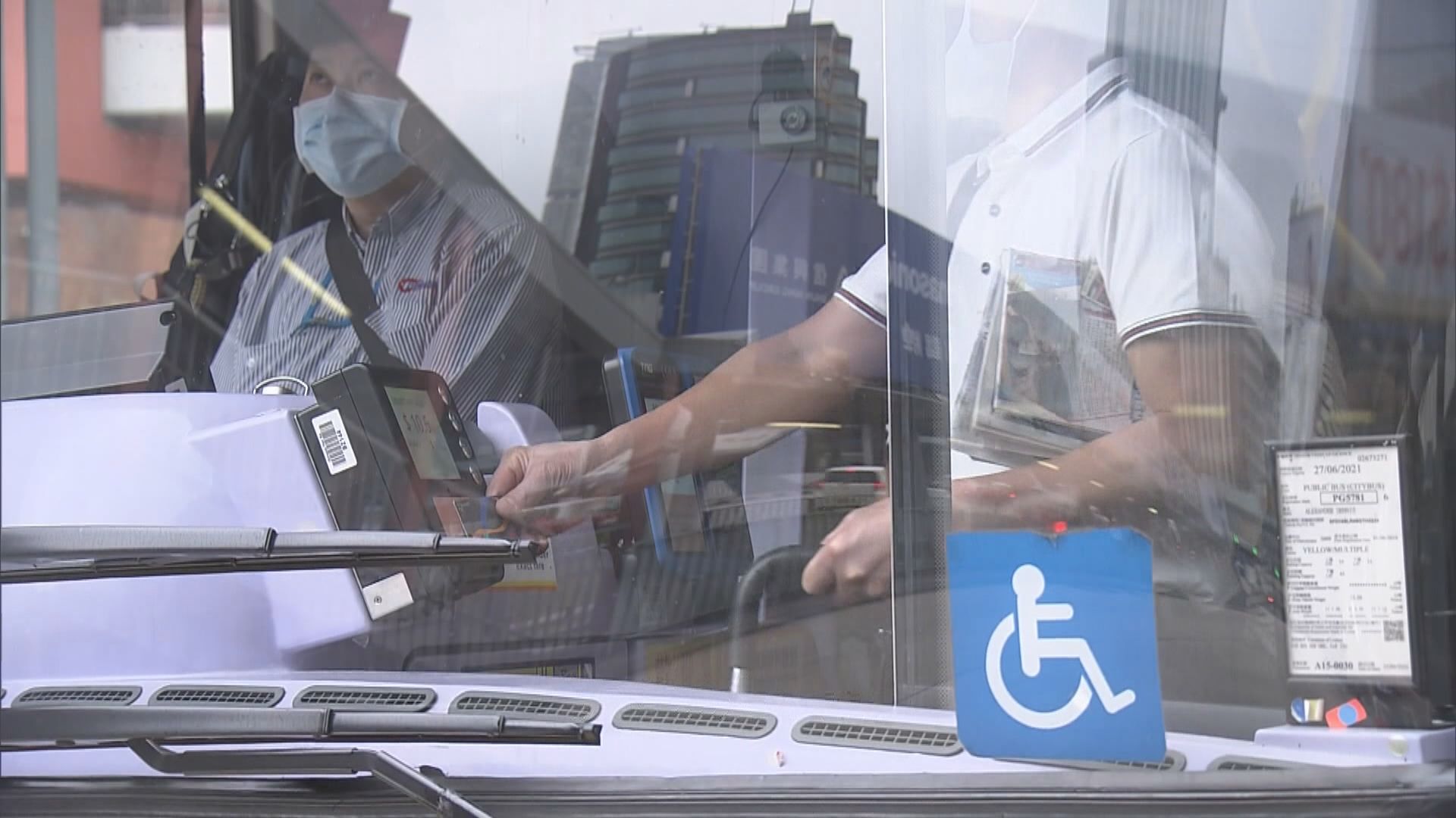 有乘客指疫情下經濟差　巴士公司不應加價