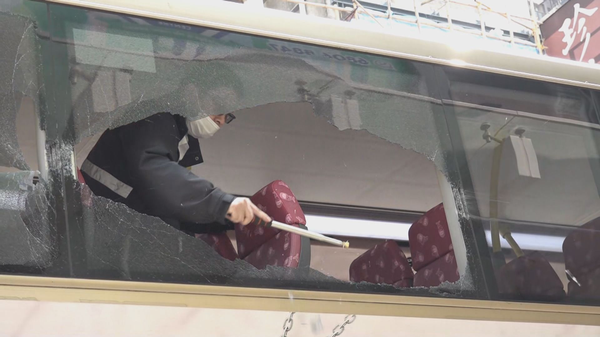 九巴九龍城撞棚架　一名乘客輕傷