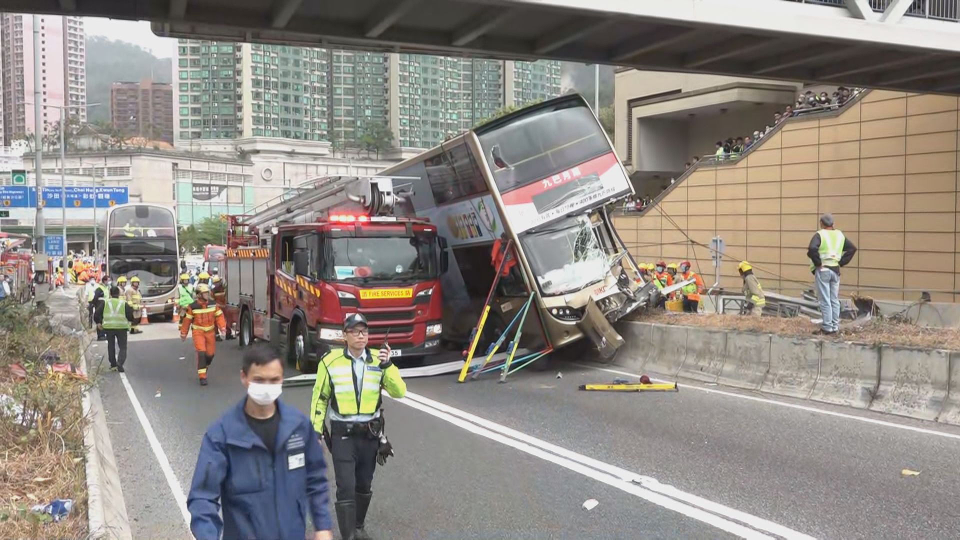【九巴撞壆】消防花近2小時救58上層乘客　翻側危機增救援難度