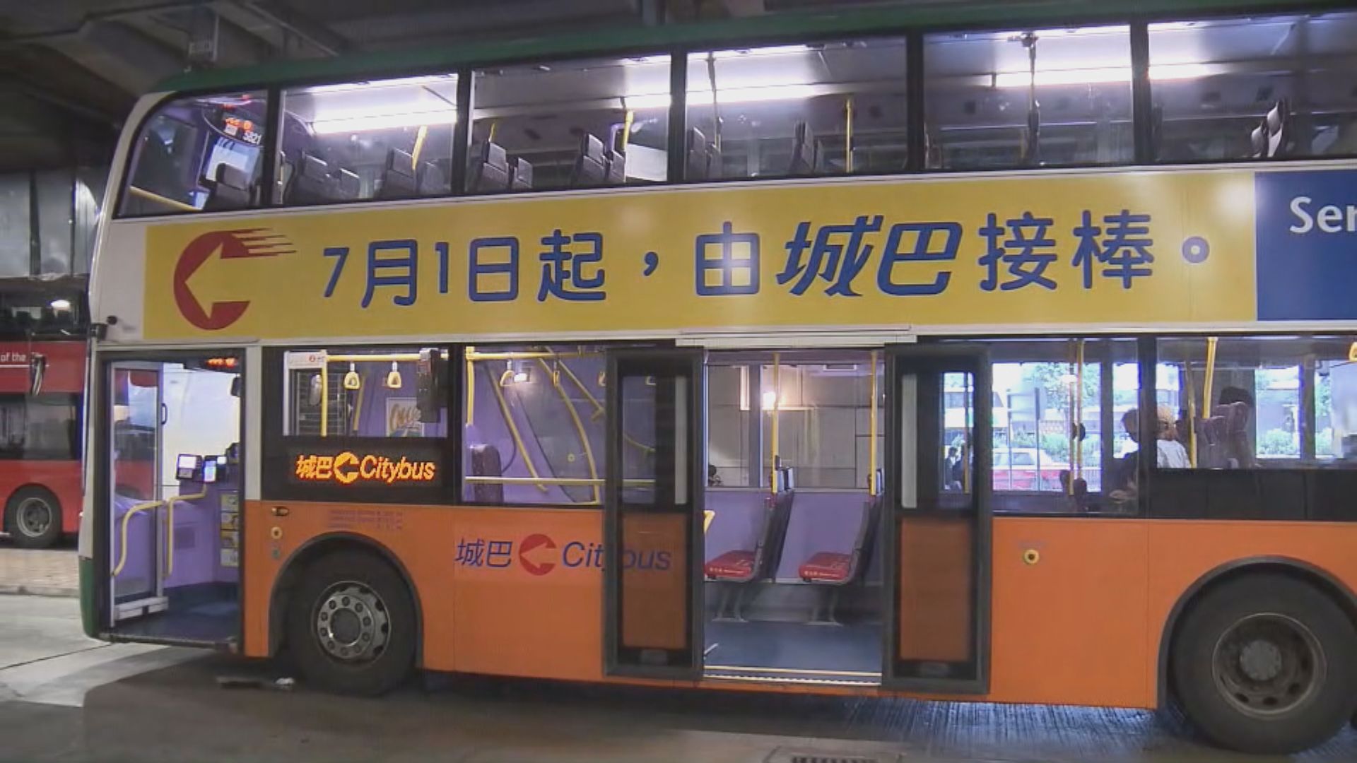 新巴結束25年歷史任務 巴士迷早十多小時排隊搭尾班車