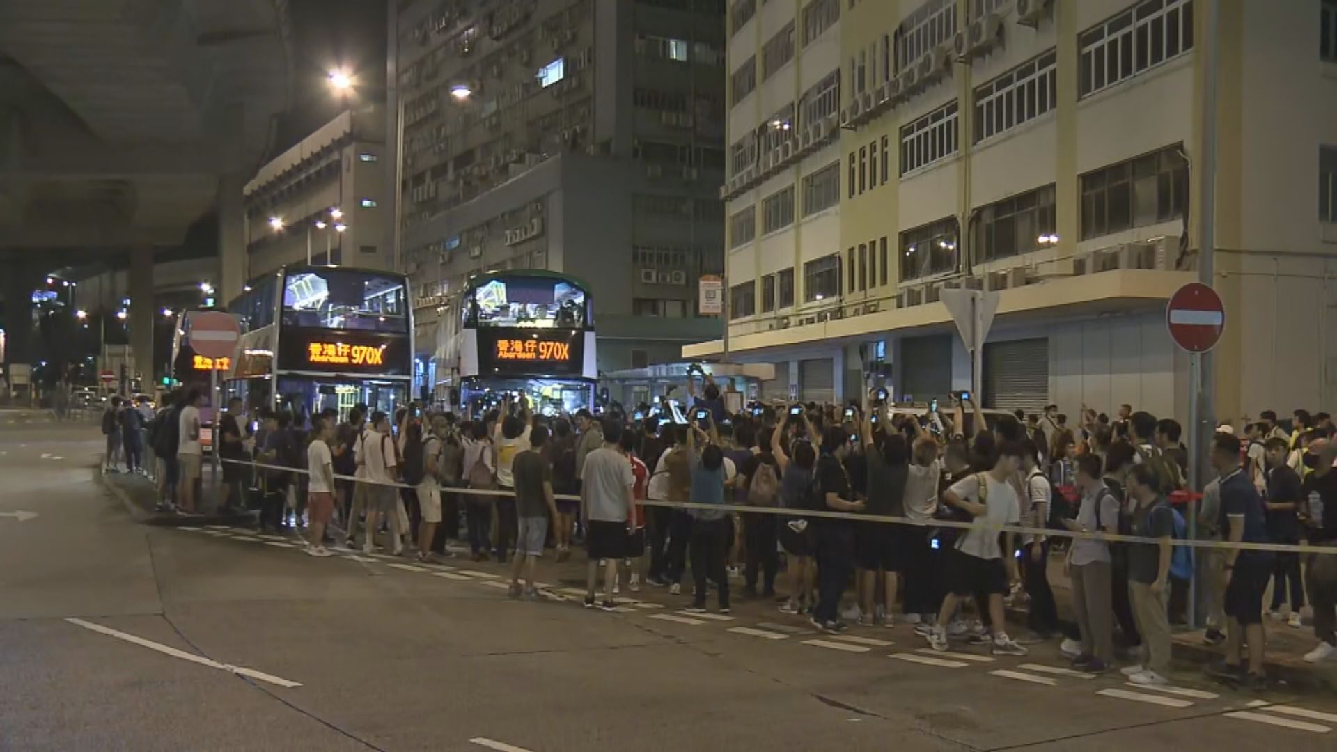 新巴結束25年歷史任務 大批巴士迷送上最後告別