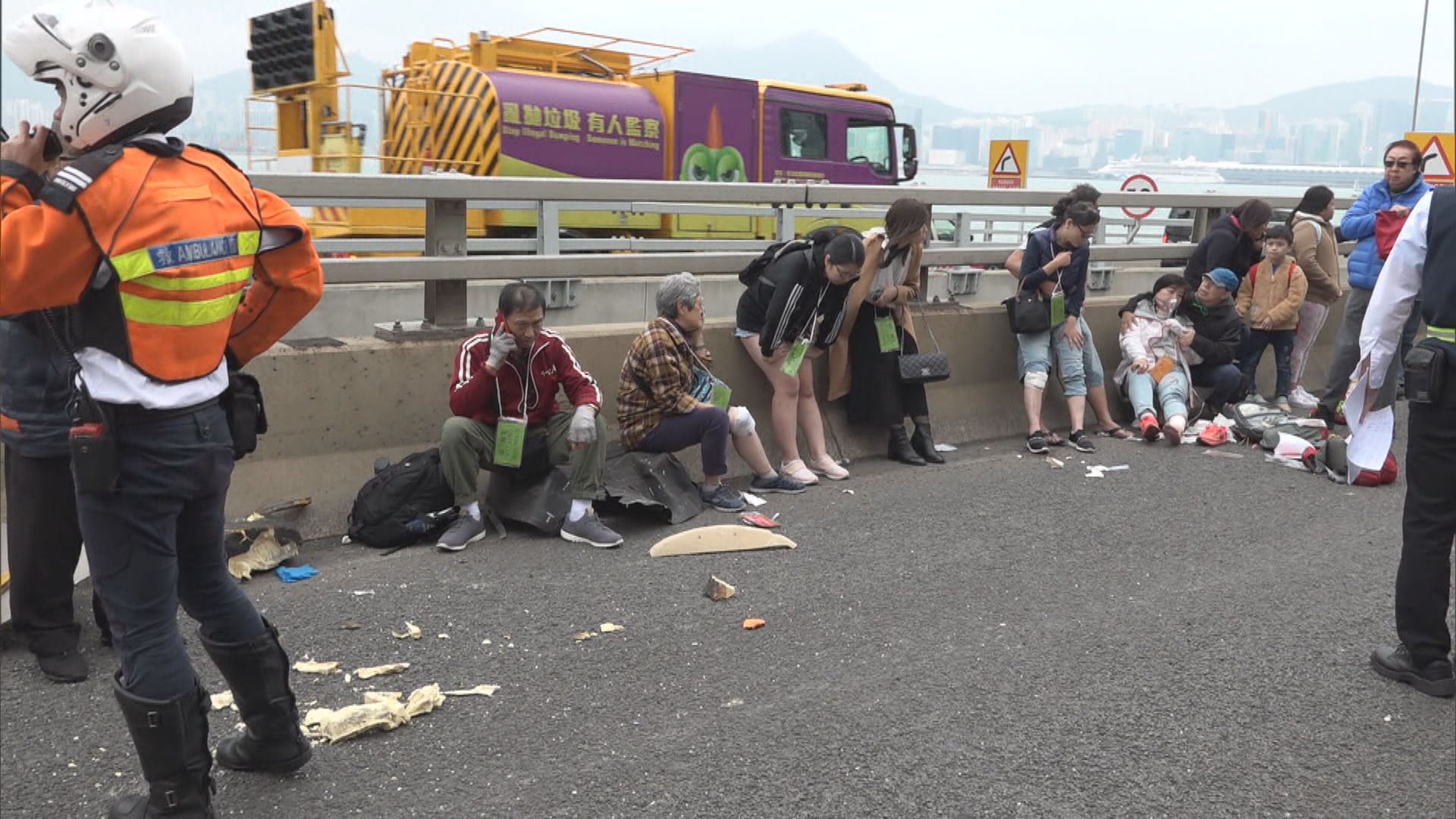 東區走廊三車相撞　據報一名巴士女乘客被拋出車外