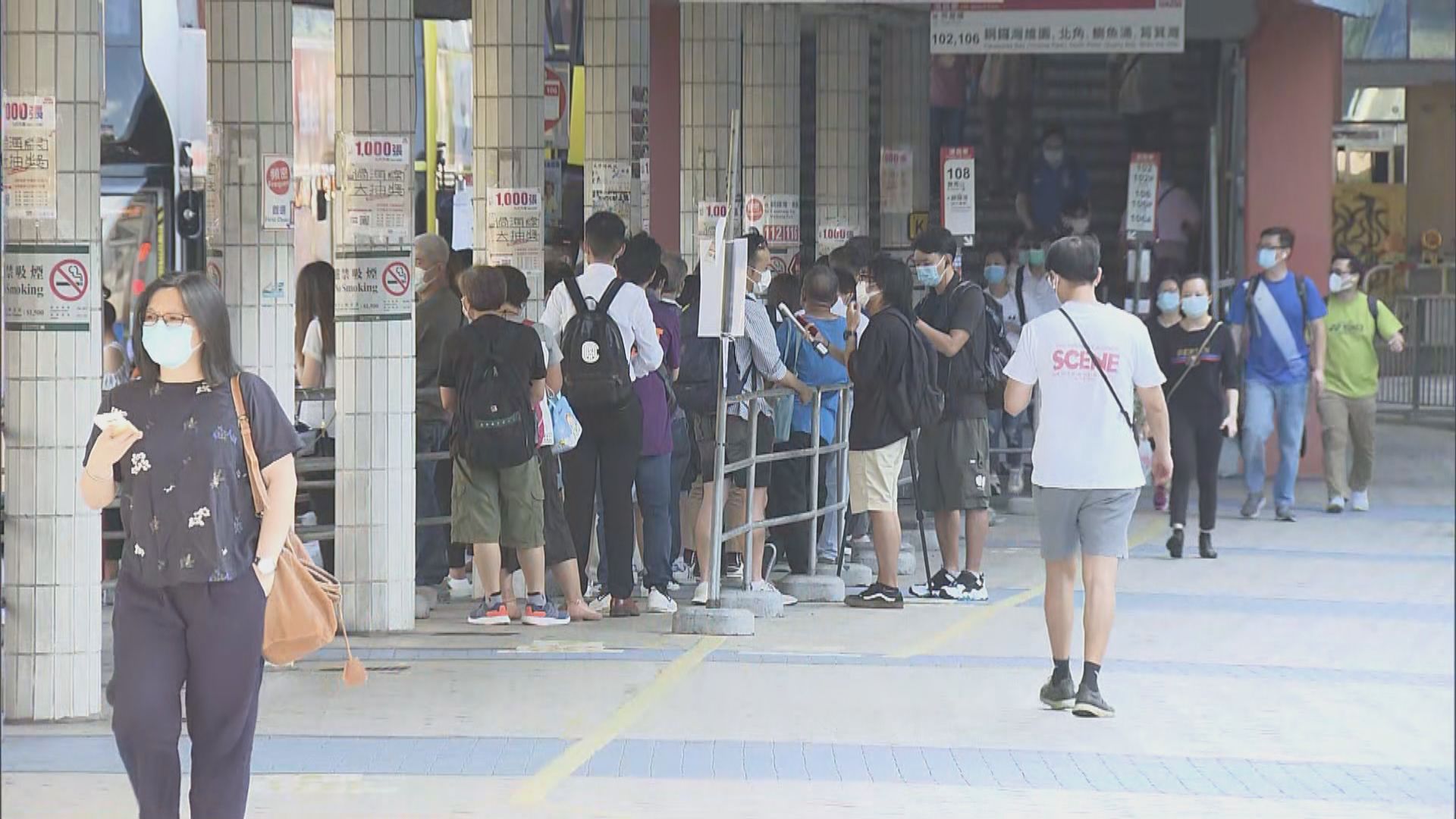 有市民指乘公共交通工具須戴口罩有助防疫