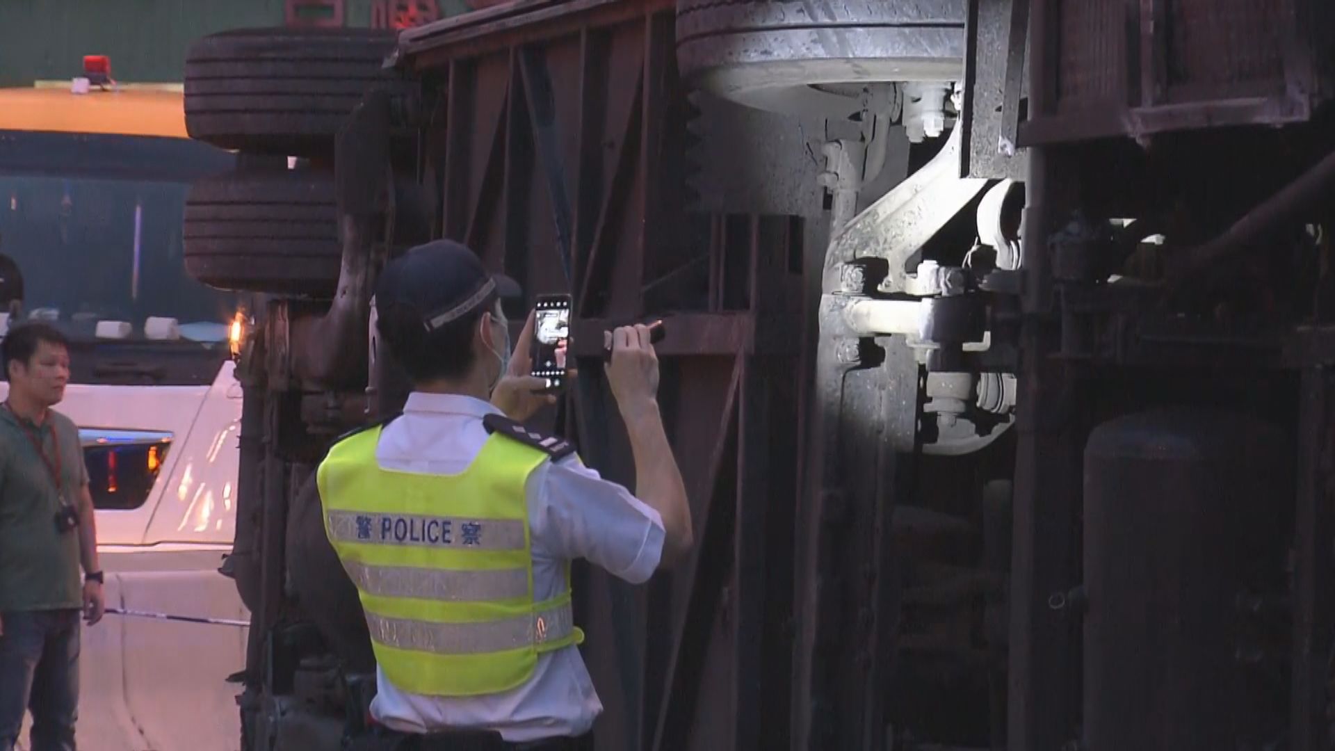 荃灣德士古道天橋旅遊巴翻側 至少26人受傷