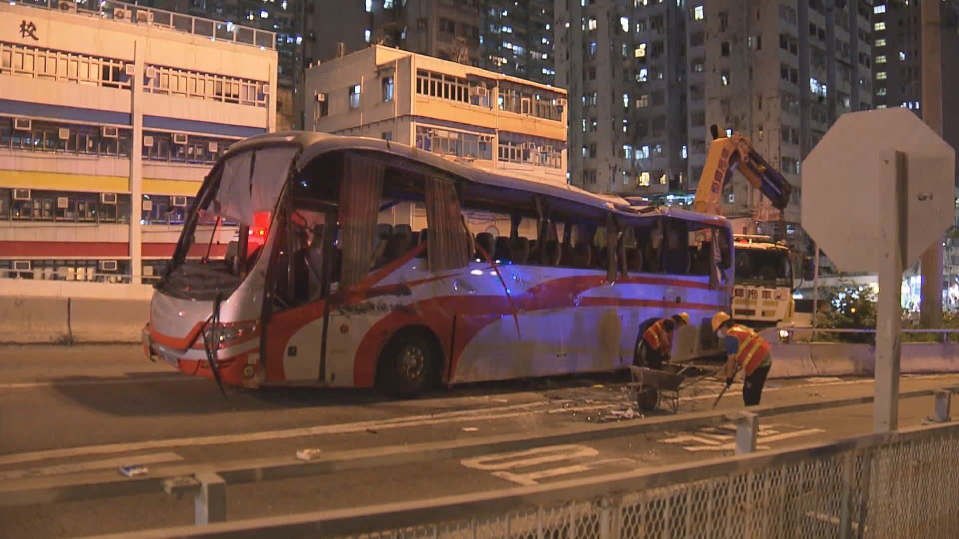 荃灣德士古道旅遊巴翻側 至少26人受傷