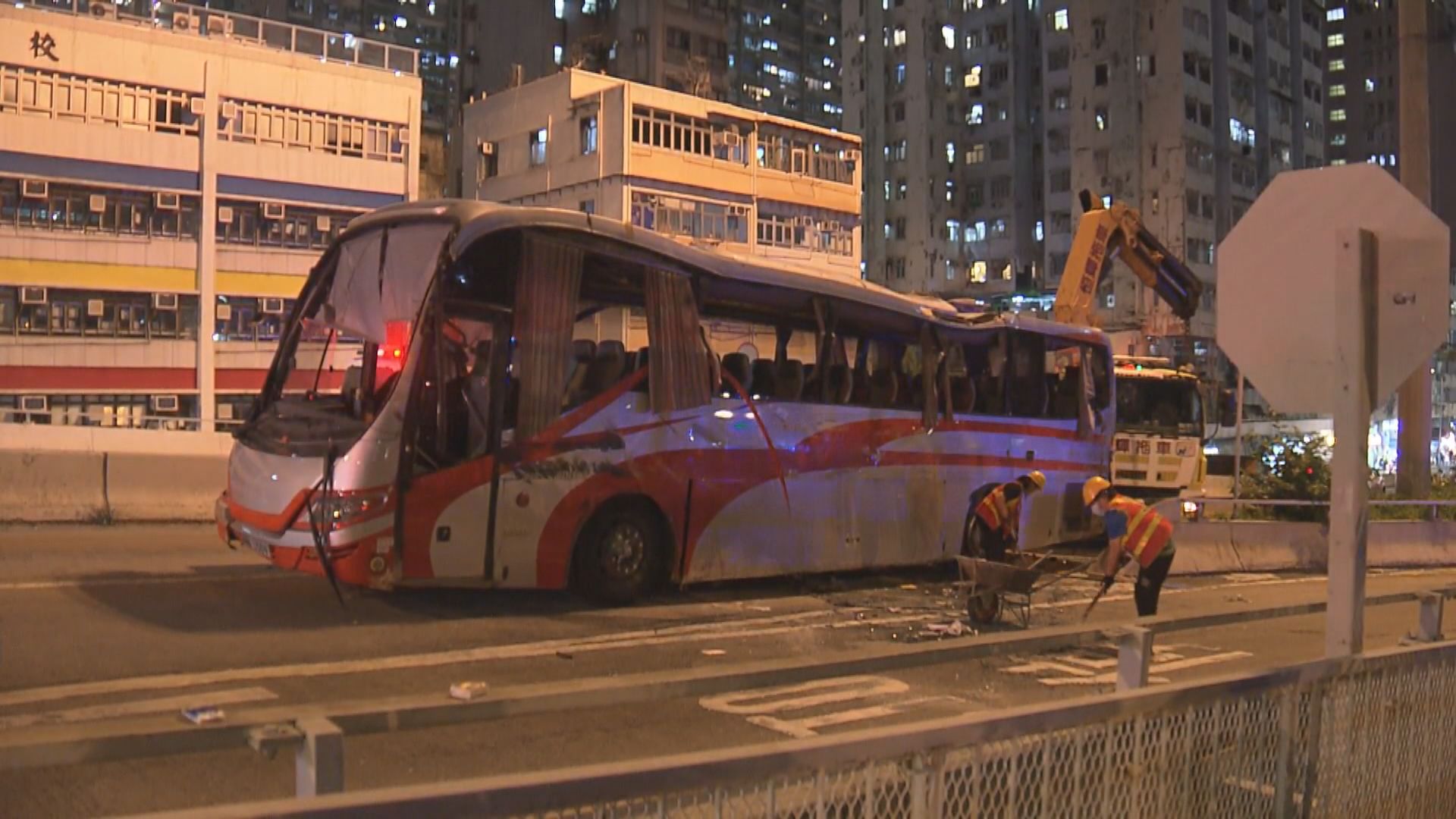 荃灣德士古道旅遊巴翻側 22人受傷