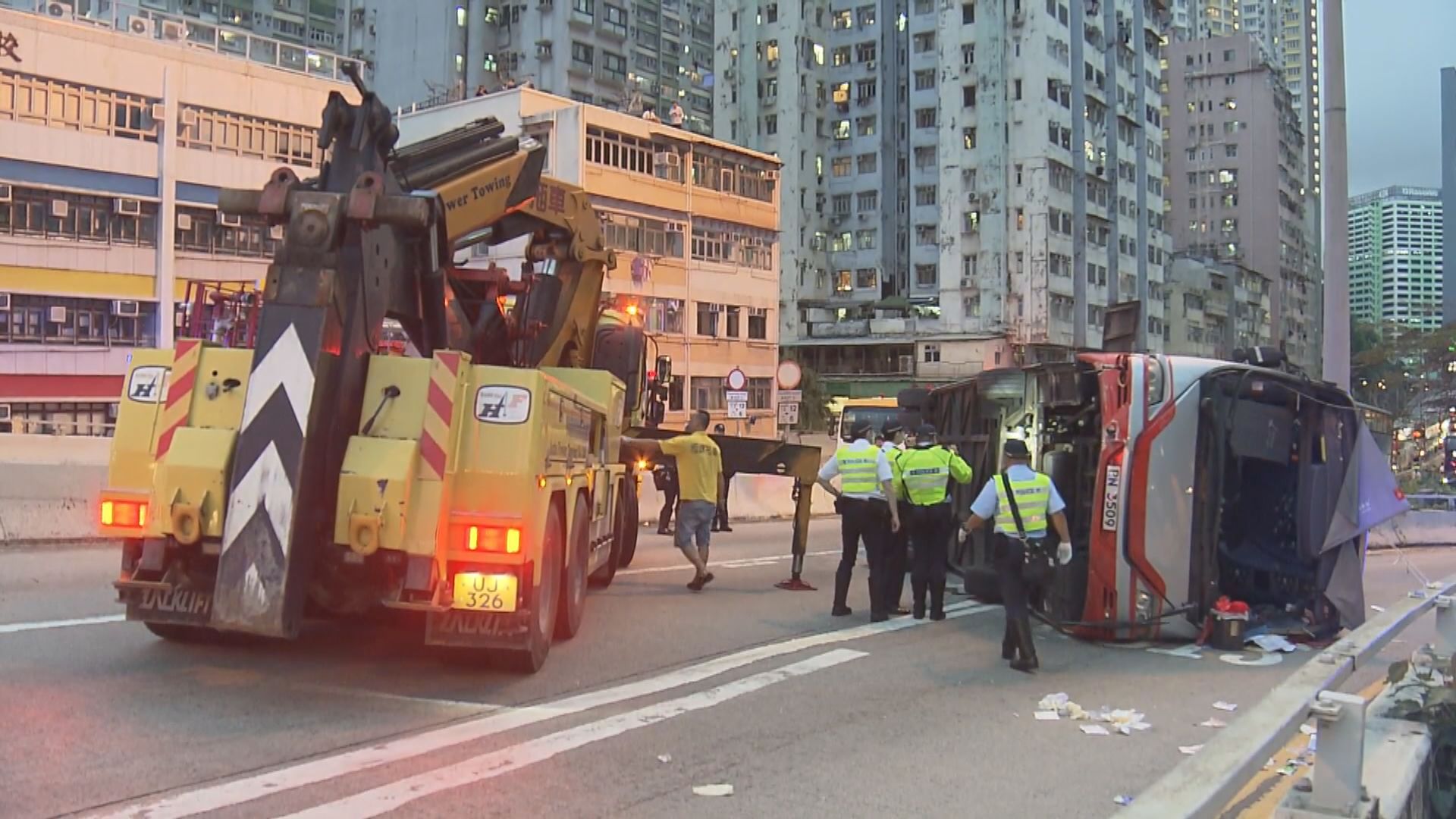 荃灣德士古道旅遊巴翻側 22人受傷