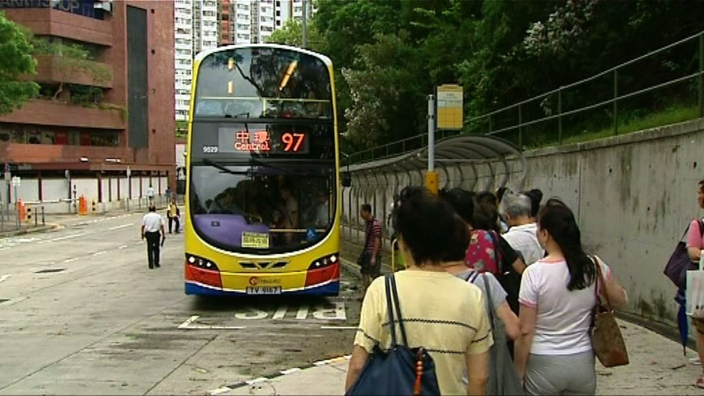 鴨脷洲大批市民候車準備上班