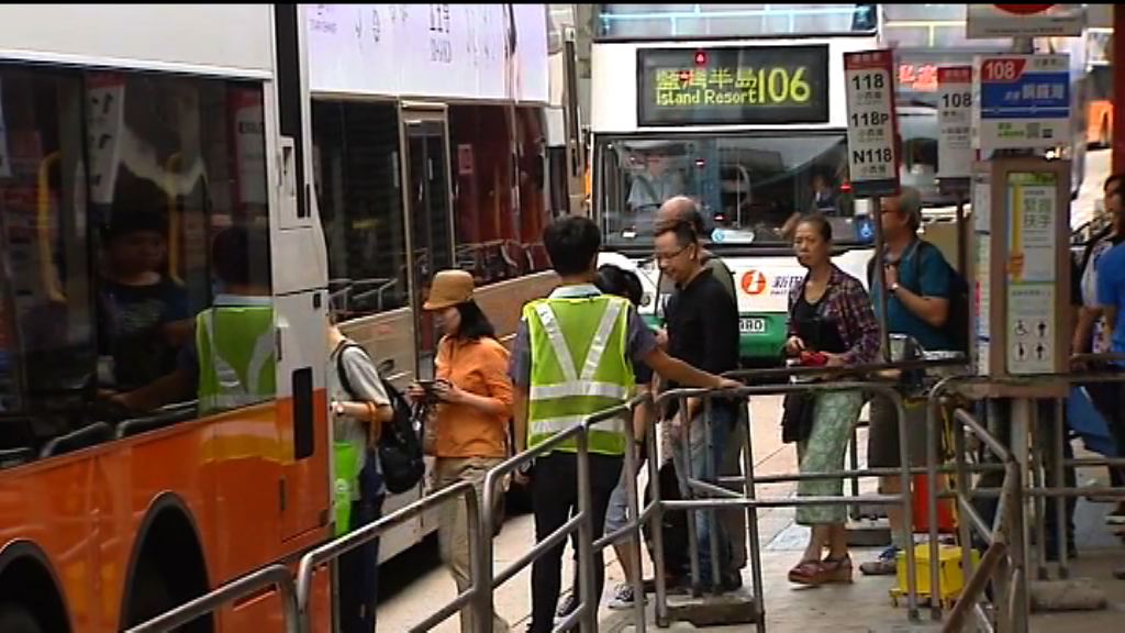 八號信號除下　市民趕上班