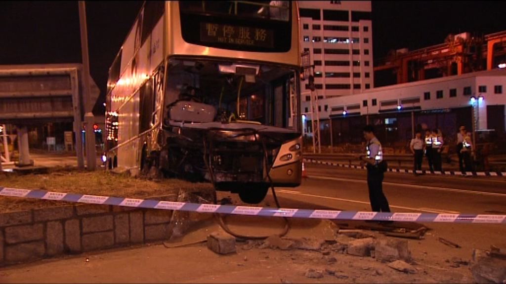 兩中學生涉偷走巴士被捕