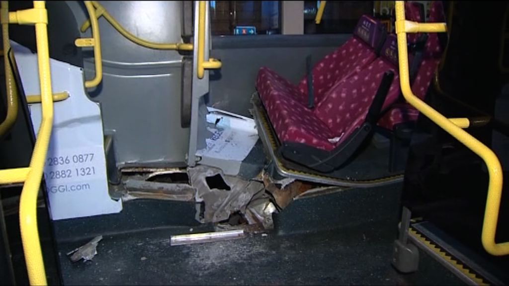 中區路陷巴士遭石屎貫穿車底