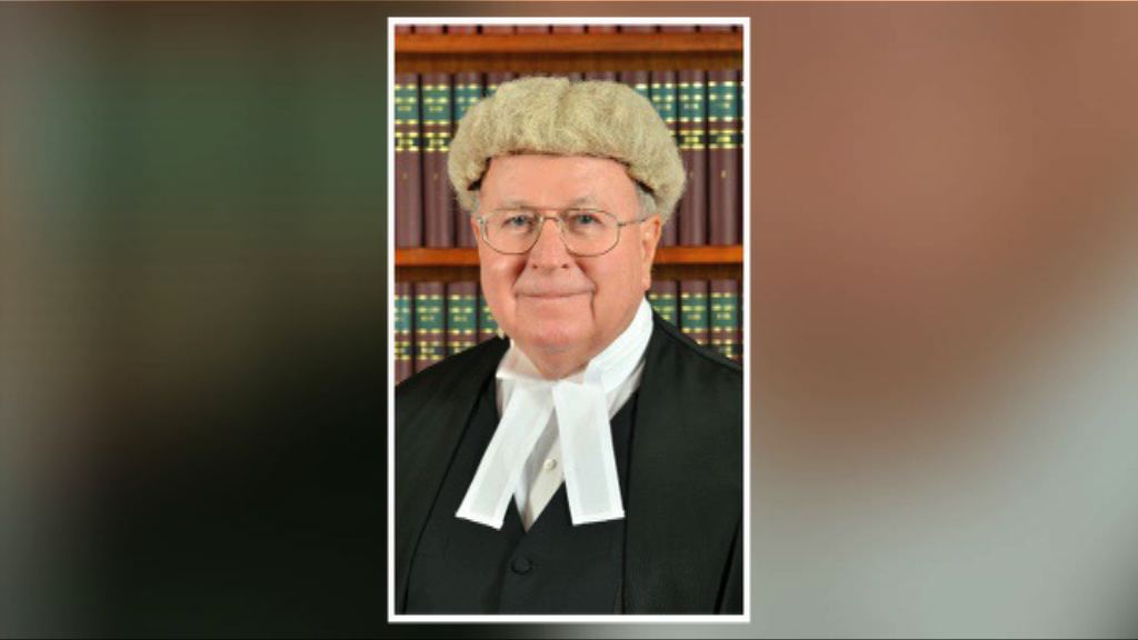 倫明高稱會徹底檢討專營巴士服務