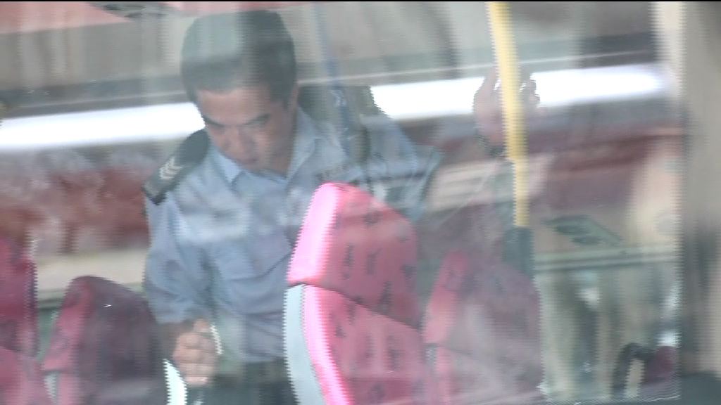 美孚一輛九巴座椅疑遭利器鎅爛