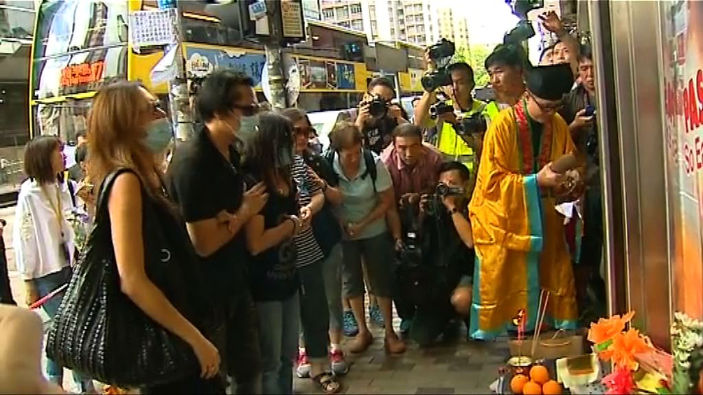 深水埗城巴車禍　死者家屬到現場路祭