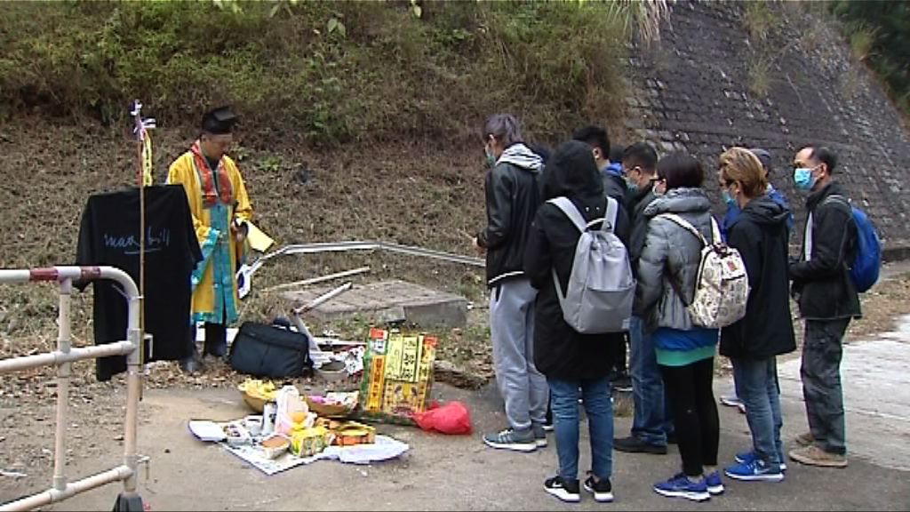 車禍死者家屬到現場路祭