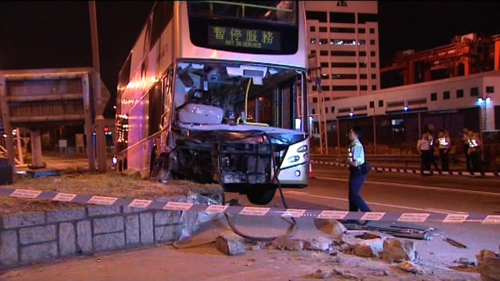 九巴葵涌失事撞毀　警緝偷車賊