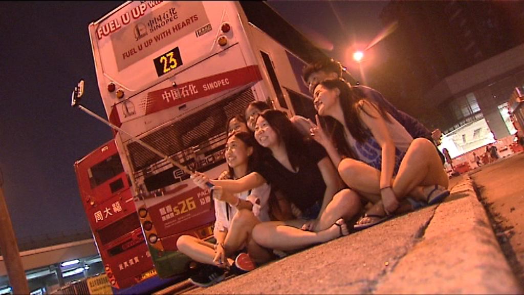 市民留影告別北角碼頭巴士總站