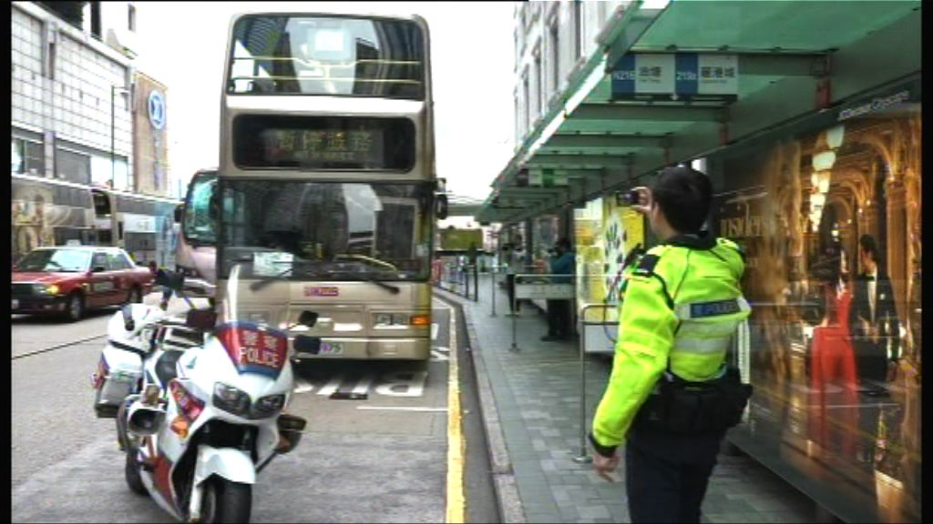 一女子撞毀雙層巴士玻璃車門送院檢查